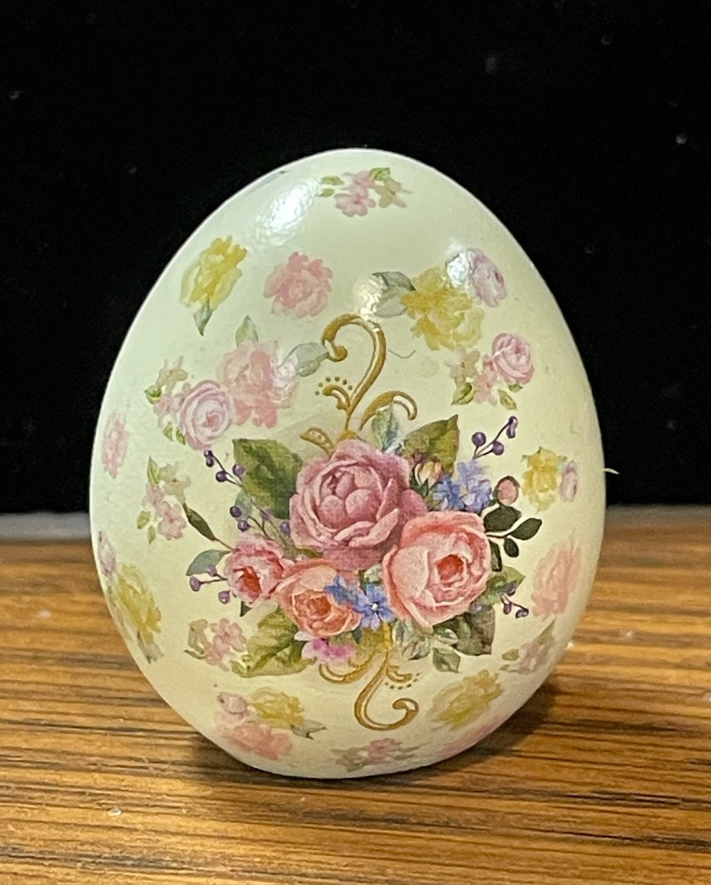 LITTLE VICTORIAN EGG CHARM YEL