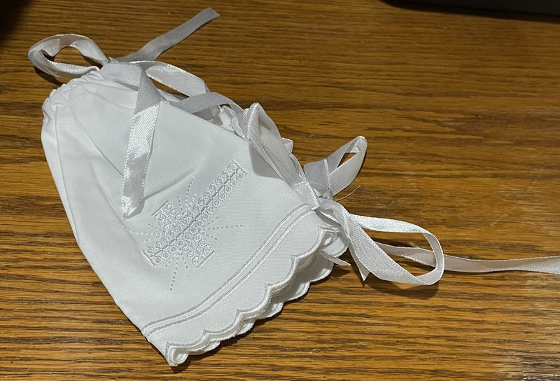 BABY BONNET CROSS SCALLOP EDGE