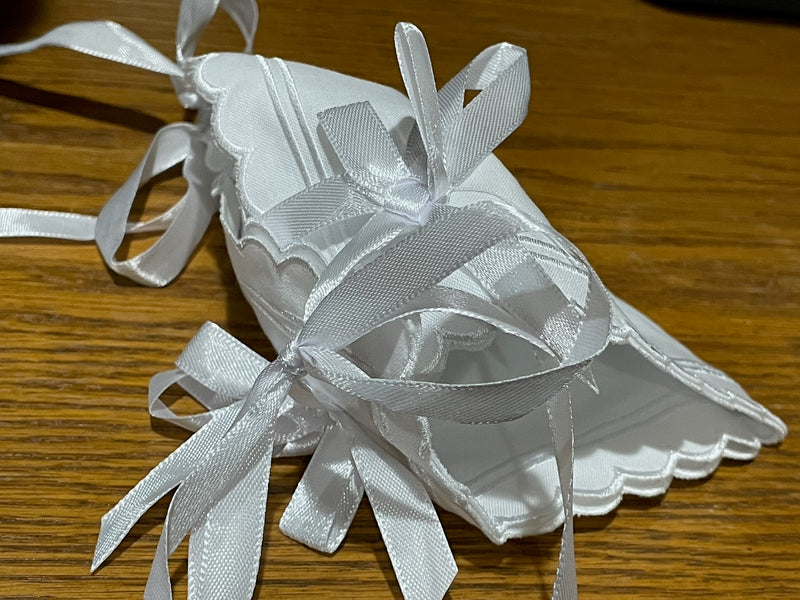 BABY BONNET CROSS SCALLOP EDGE